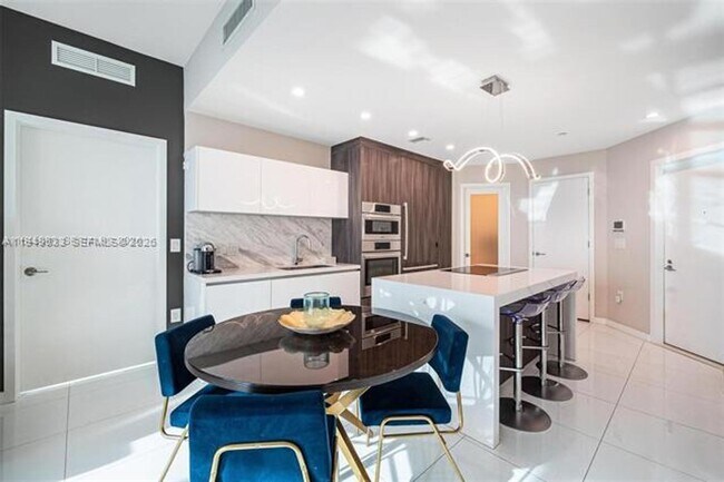 Building Photo - 851 NE 1st Ave