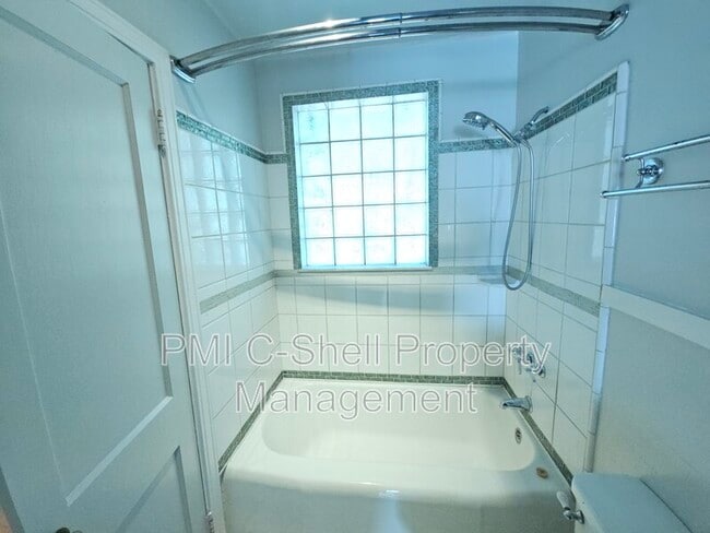 Building Photo - 210 N Pinewood Ln