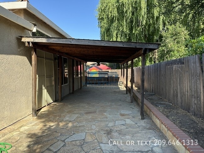 Building Photo - 2555 Crestmore Cir