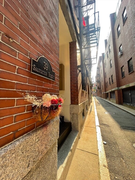 Building Photo - 39 Salutation St