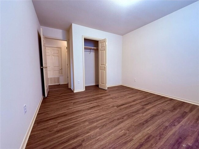 Building Photo - 6 Holly Dr
