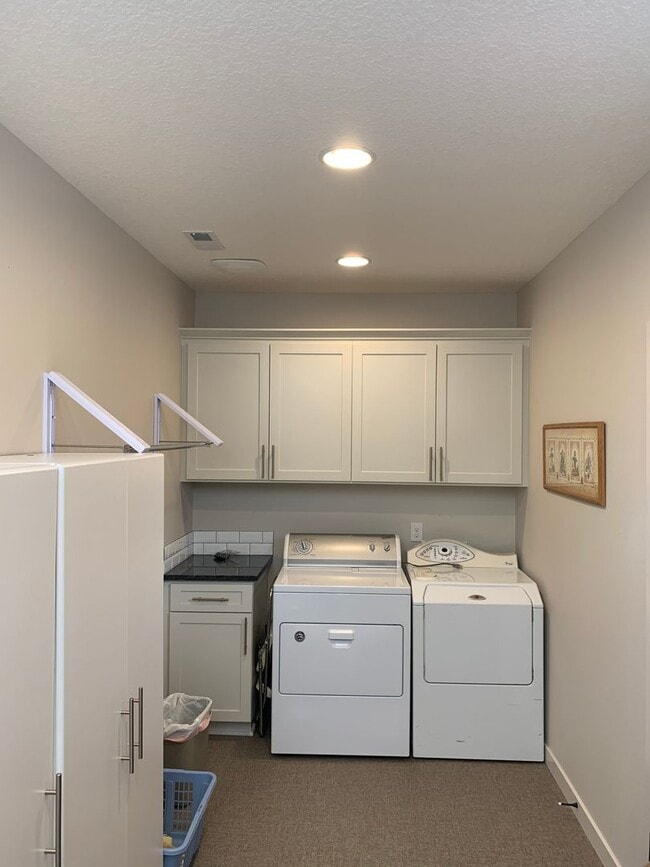 Building Photo - Beautiful Newly Custom Built Home! Vaulted Ceilings! Partially Furnished! Open Floor Plan!