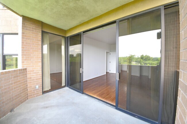 Building Photo - 2121 S Yorktown Ave
