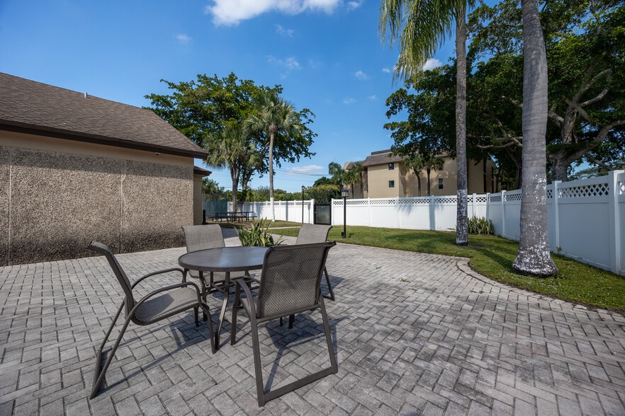 Building Photo - 470 NW 20th St