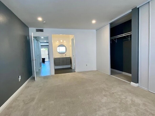 Building Photo - 450 W Vermont Ave