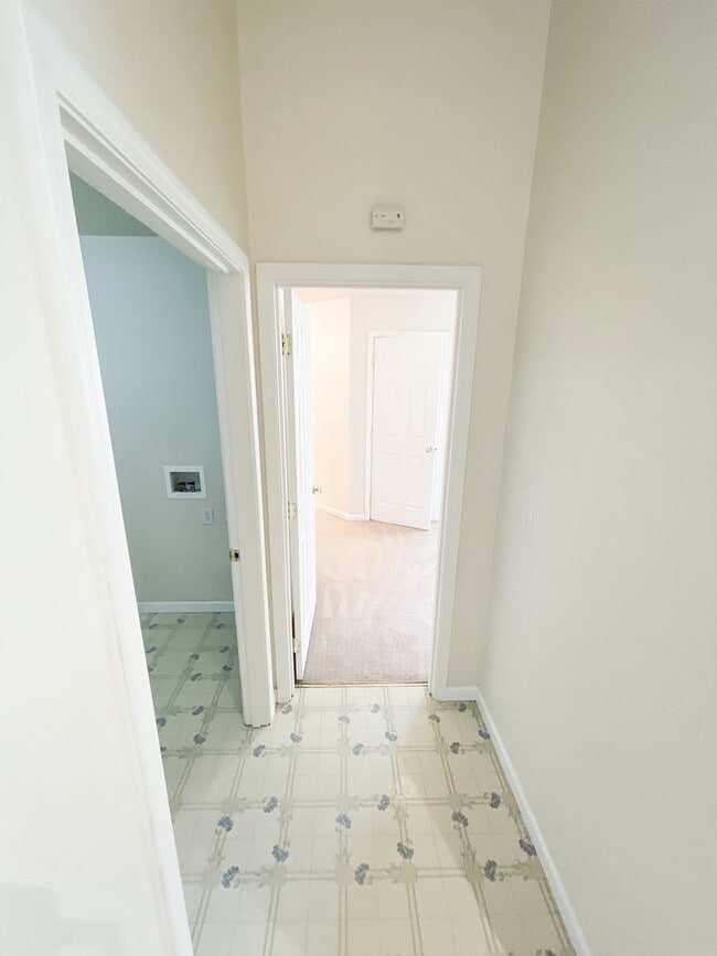 Building Photo - Spacious open floor plan in North Hills
