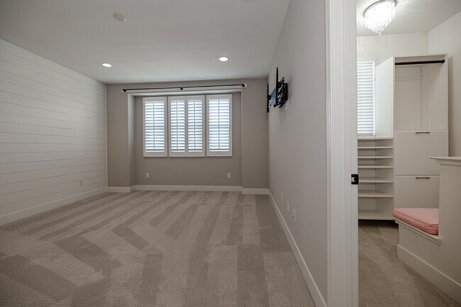 Building Photo - 196 E Main Ave