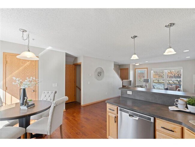 Building Photo - Sparkling Like-New 3 Bedroom Plus Office/L...