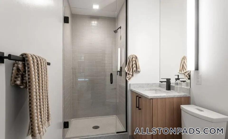 Building Photo - 83 Gardner St