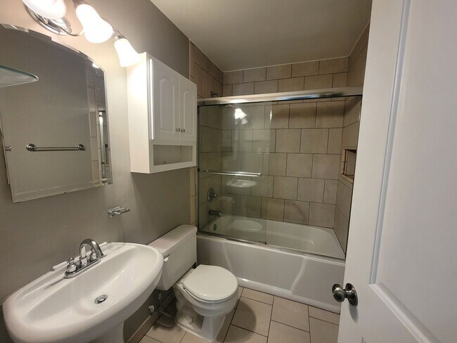 Building Photo - Spacious 3-bedroom, 2-full Bath Ranch