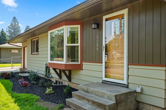Building Photo - **Available August** South Hill Corner Lot 5 Bed 1 Bath updated Home Available NOW