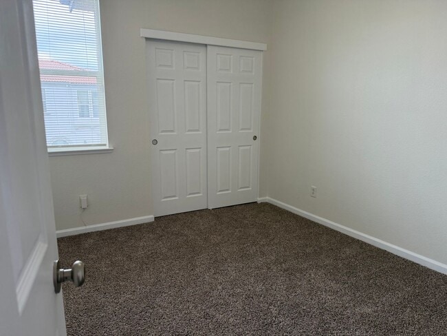Building Photo - Gorgeous 4 bedroom 2 story home in Anatolia
