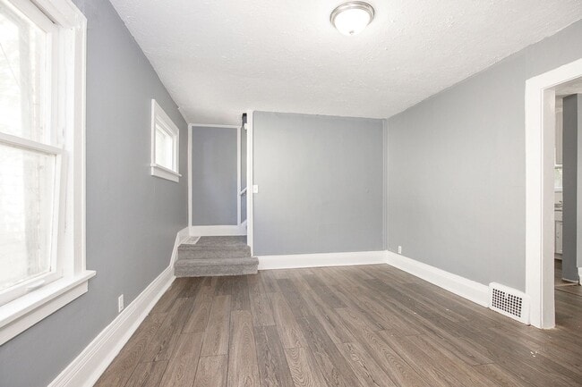 Building Photo - 2 BED 1 BATH SINGLE FAMILY HOME IN EUCLID!