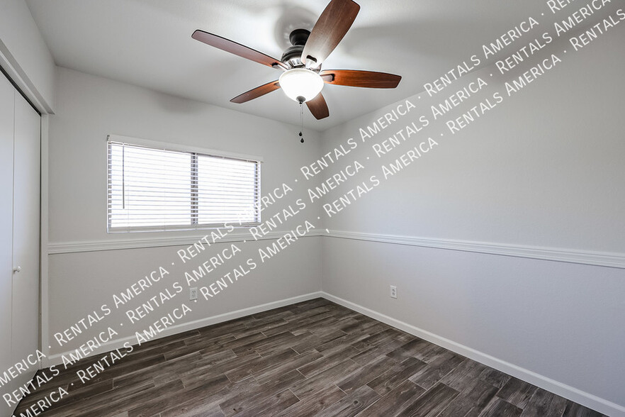 Building Photo - 2305 E Spruce Dr