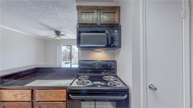 Building Photo - 904 University Oaks Blvd