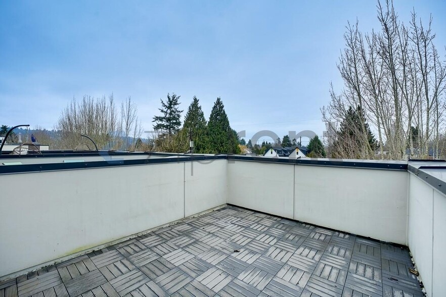 Building Photo - 1057 S Cloverdale St