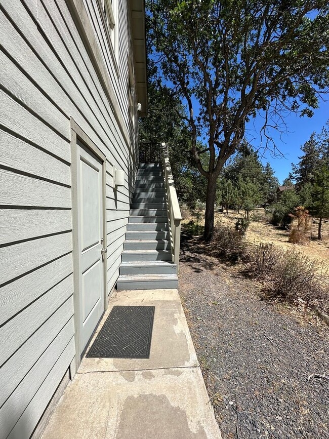 Building Photo - Stunning Running Y Ridge Home with Lake Views – Furnished or Unfurnished!