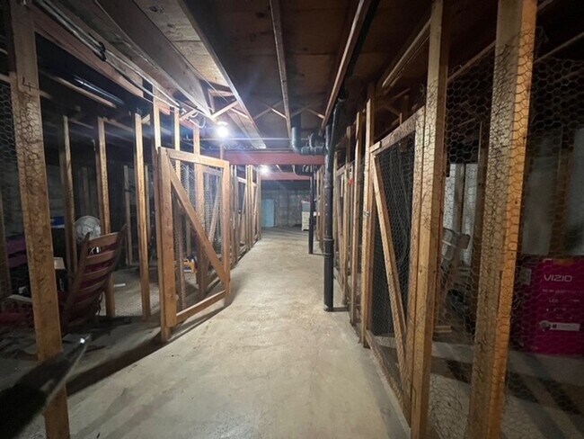 Building Photo - 909 Genrich St