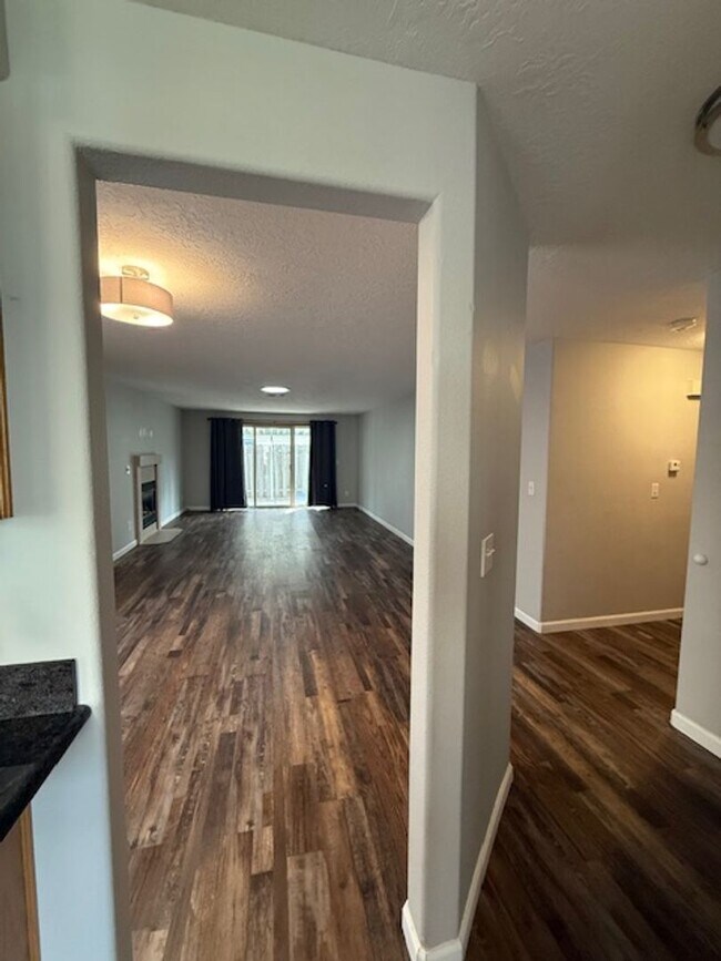 Building Photo - Single Level House - Move-in Ready Early July
