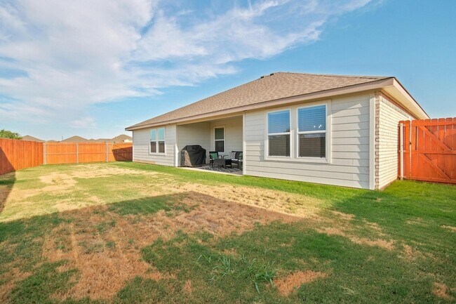 Building Photo - 2218 Providence Dr