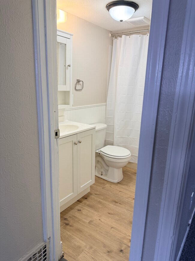 Building Photo - 118 W Grove St