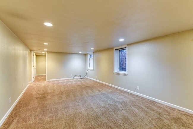 Building Photo - Pre-Lease August 2026; Large 5 Bedroom 3 B...