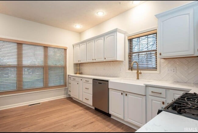 Building Photo - 3253 S Southern Oaks Dr