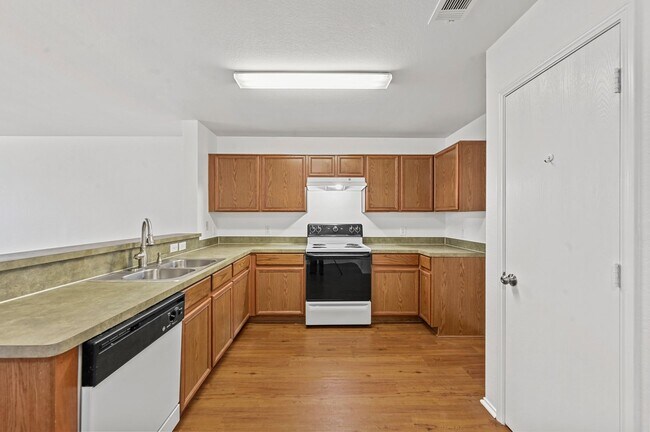 Building Photo - NEWLY REFRESHED* 3 Bedroom, 2 Bathroom in ...