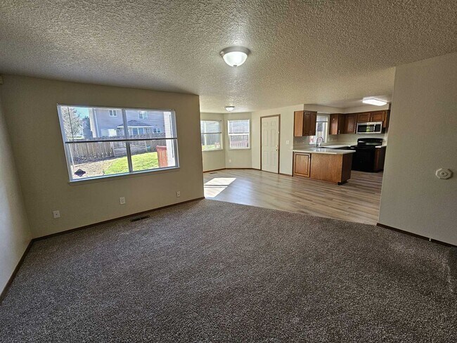 Building Photo - Spacious 2467 sq ft 4 Bedroom 2.5 Bath hom...
