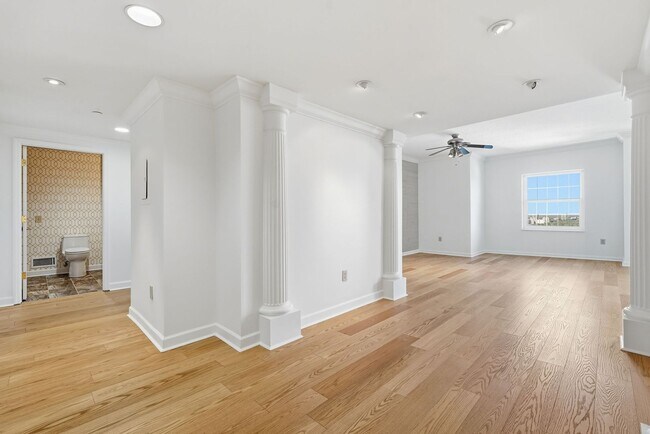 Building Photo - Penthouse Living in Midtown!