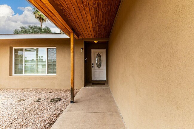 Building Photo - 8719 E Osborn Rd