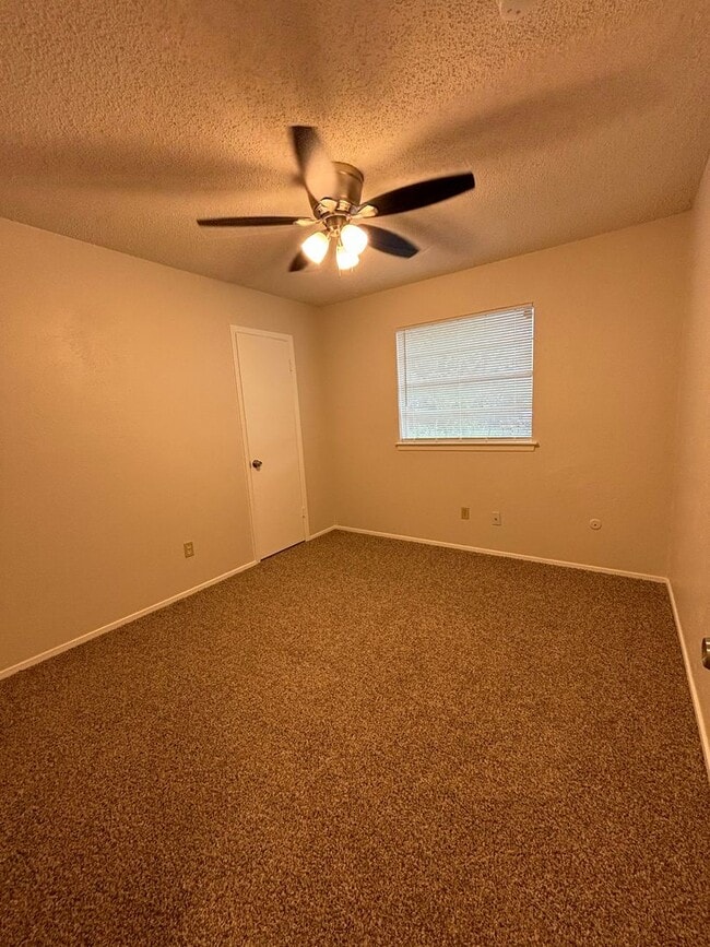 Building Photo - 912 Vaughn Dr