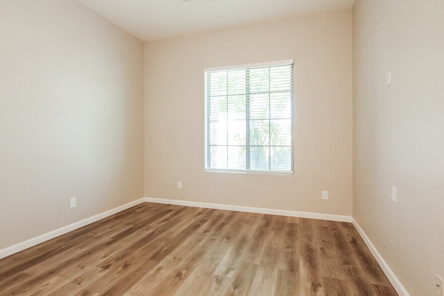 Building Photo - 5113 N 194th Dr
