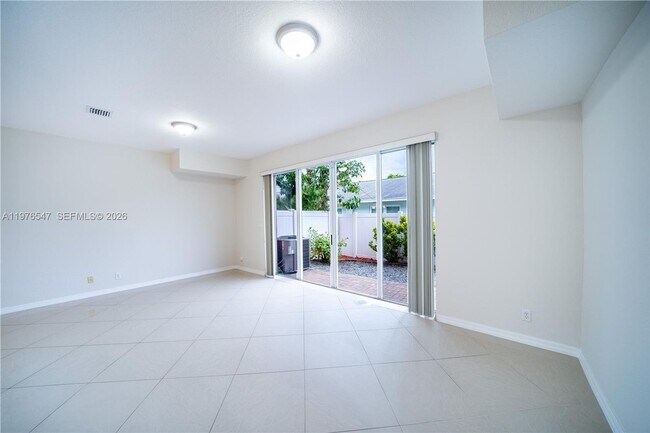 Building Photo - 5327 SW 40th Ave