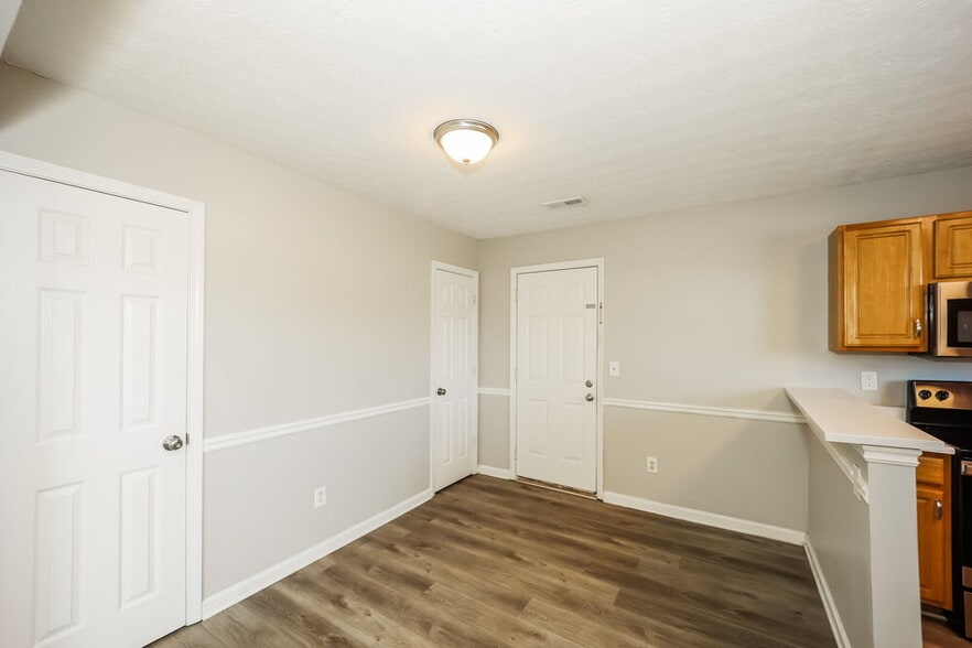 Building Photo - 220 Willow Springs Dr