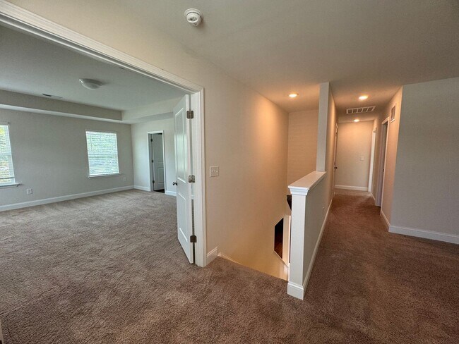 Building Photo - Spacious 4BR 3BA home in Northern Greensboro