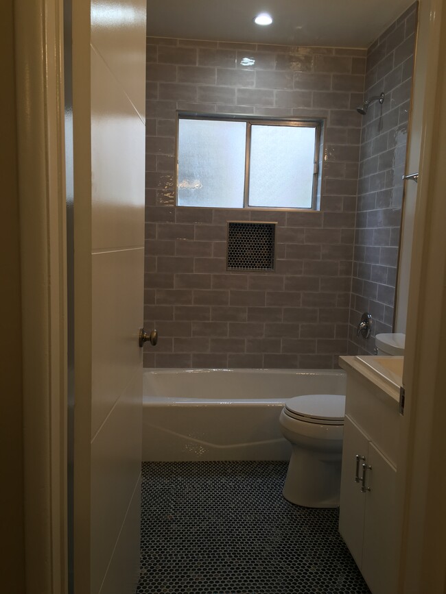 Tub/Shower Combination - 1016 Western Ave