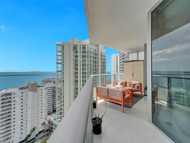 Building Photo - 1300 Brickell Bay Dr