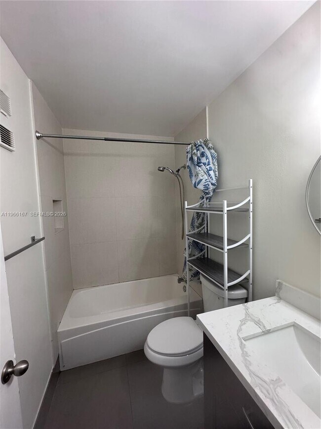 Building Photo - 504 Woodgate Cir