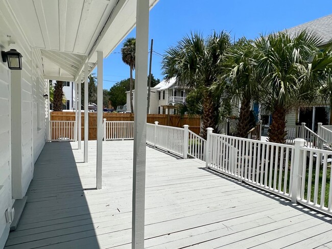 Building Photo - 3/2 ground floor unit in downtown historic...