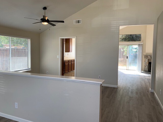 Building Photo - Spacious 3 Bedroom / 2 Bath Home with a Bo...