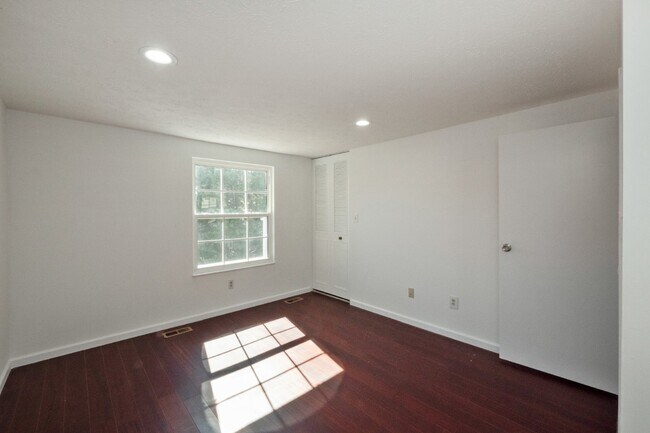 Building Photo - This beautiful well kept single-family hom...