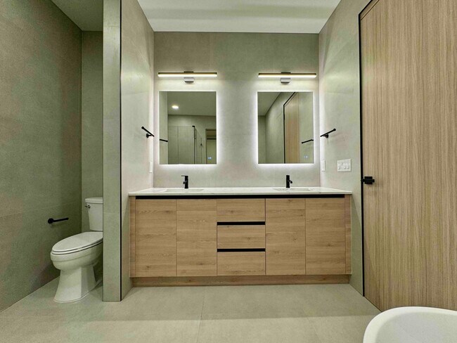 Building Photo - 2402 N Ola Ave