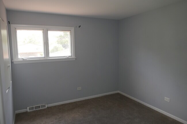 Building Photo - 22750 Valley Dr