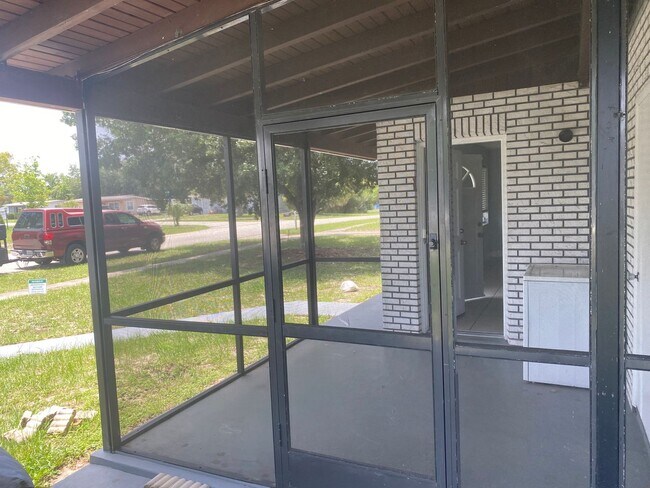 Building Photo - Three bedrooms one bath Deltona