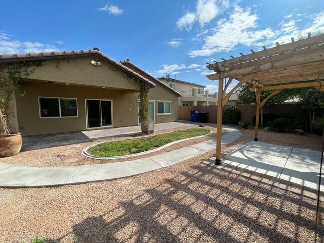 Building Photo - Carry Over Showing: This property has been...
