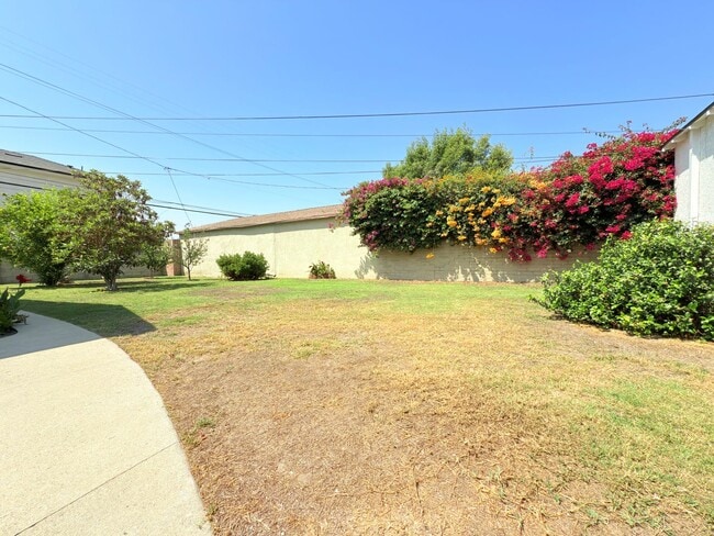 Building Photo - Bright and Spacious Two-Bedroom in Sun Valley