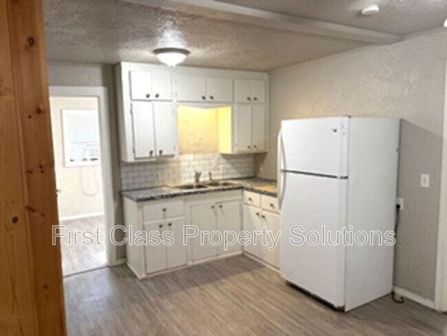 Building Photo - 404 S Burdick St