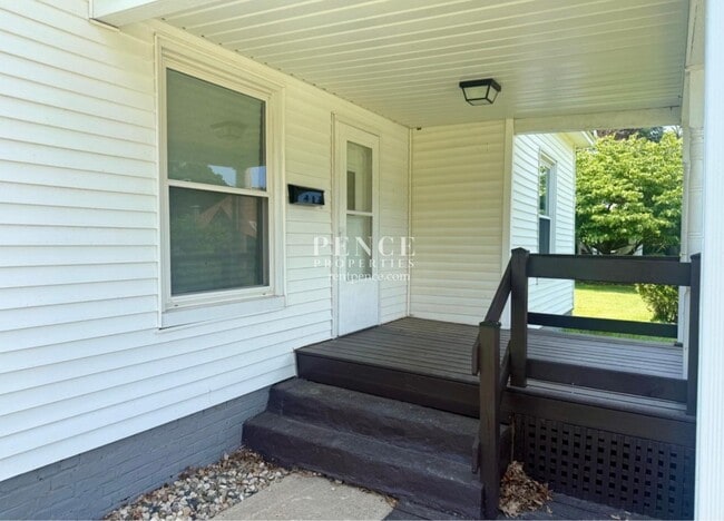 Building Photo - 210 W 7th St