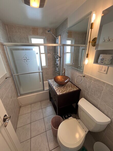 Building Photo - 121 Shore Dr